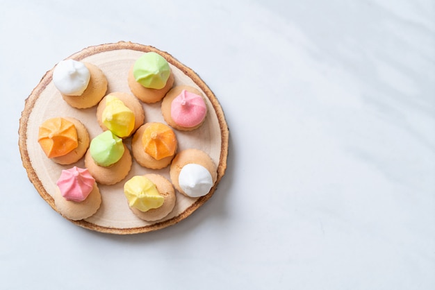 pain aux biscuits avec du sucre coloré