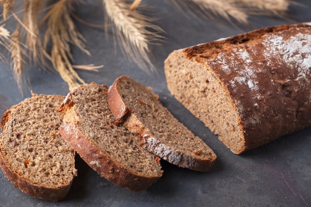 Pain aux carottes cuit au four sur fond sombre