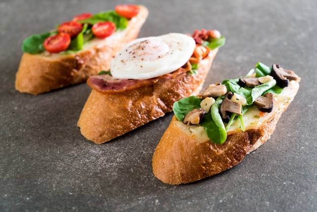 pain aux champignons, tomates et oeuf au bacon