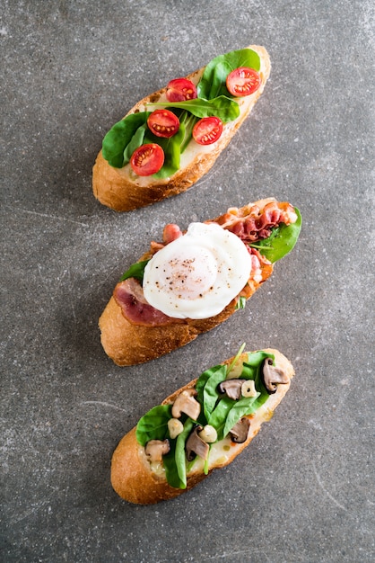 pain aux champignons, tomates et oeuf au bacon