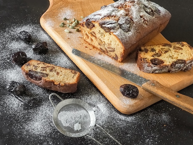 Pain aux dattes fait maison aux noix sur un tableau noir