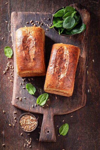 Pain aux épinards frais cuit dans un four domestique