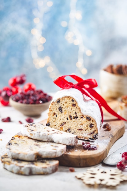 Pain Aux Fruits Sucrés Traditionnels Stollen De Noël Avec Réglage De La Table De Vacances De Noël Au Sucre Glace