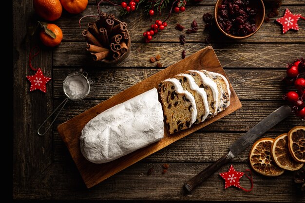 Pain aux fruits sucrés traditionnels volés de Noël avec du sucre glace table de vacances de Noël vue de dessus