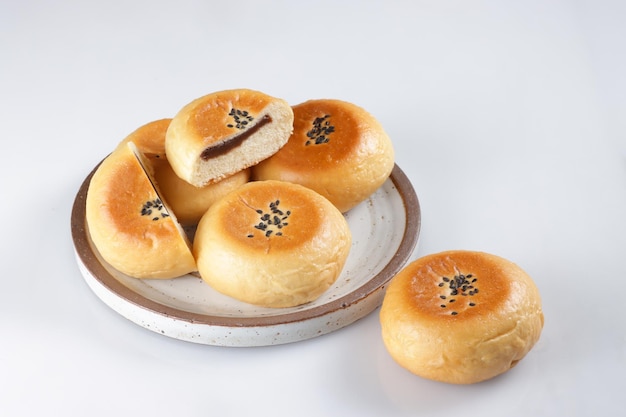 Le pain aux haricots rouges est un pain rond japonais appelé Anpan, rempli de pâte de haricots rouges adzuki.