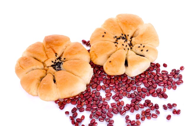 Pain aux haricots rouges isolé sur fond blanc