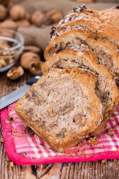 Pain aux noix fraîchement cuit