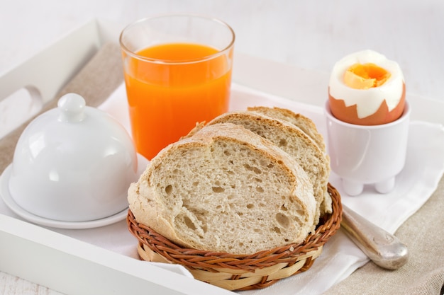 Pain aux oeufs durs et jus d&#39;orange frais