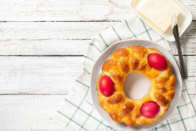 Pain aux oeufs de Pâques sur une plaque