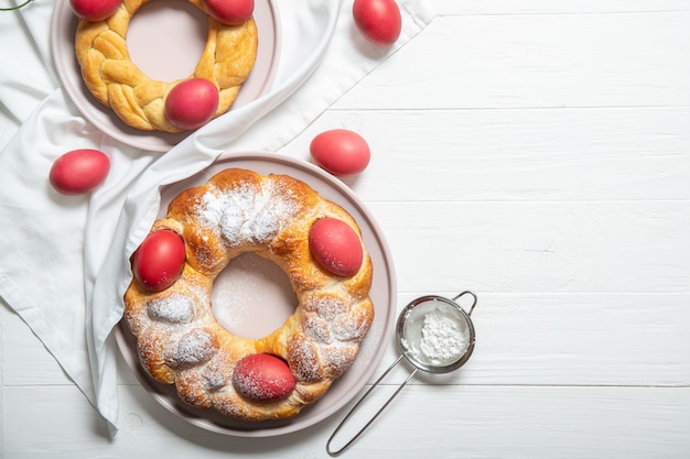 Pain aux oeufs de Pâques sur une plaque