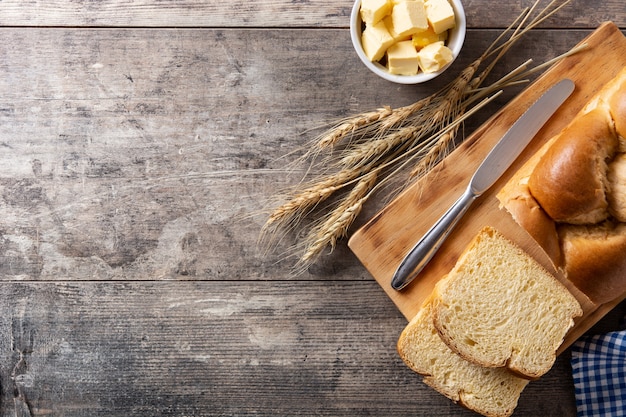 Pain aux œufs tressé sur table en bois