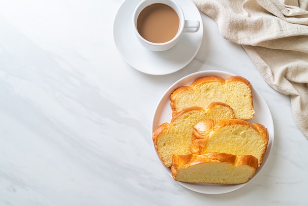 Pain aux patates douces avec café pour le petit déjeuner