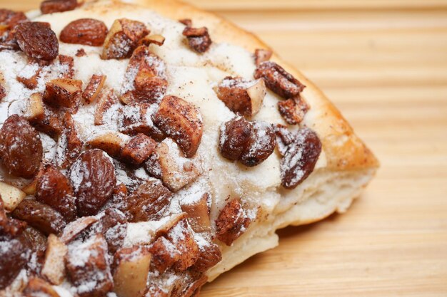 Pain aux raisins aux pommes sur une planche à découper sur la table