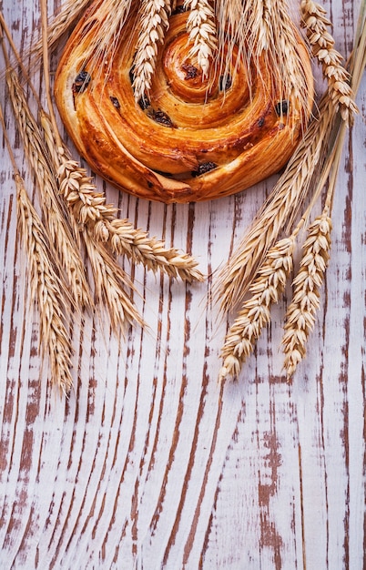 Pain aux raisins et épis de blé