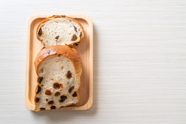 pain aux raisins avec tasse de café pour le petit déjeuner