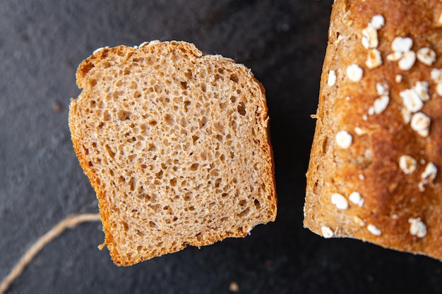 Pain d'avoine céréales son de blé pas de levure suppléments utiles farine de blé dur collation sur la table