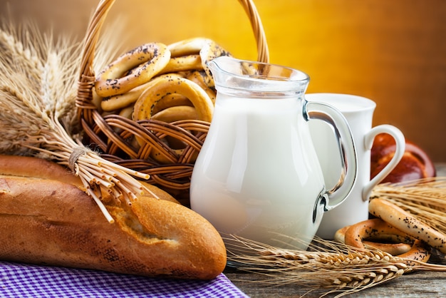 Pain et bagels avec une cruche de lait