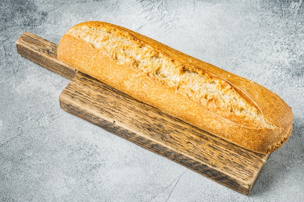 Photo pain baguette artisanal, sur table grise