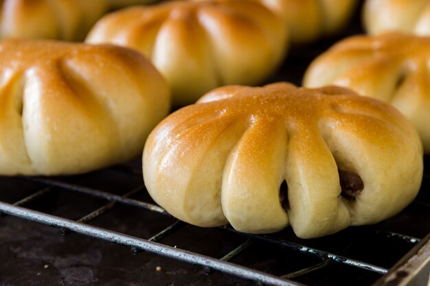 Pain blanc cuit au four Taro dans la boulangerie bac.