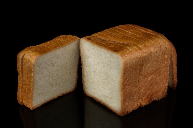 Pain blanc pour toast sur fond noir