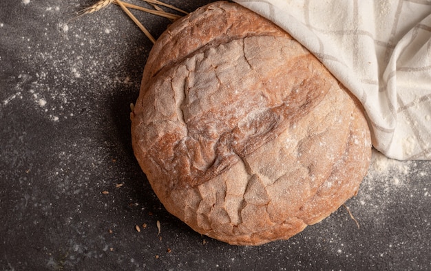 Pain blanc rond sur fond noir