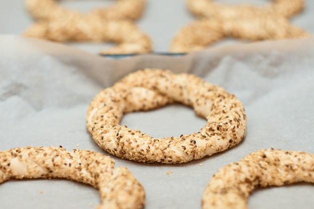 Pain blanc traditionnel aux graines de sésame pour le petit déjeuner