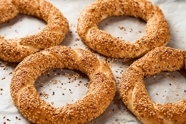 Pain blanc traditionnel aux graines de sésame pour le petit déjeuner