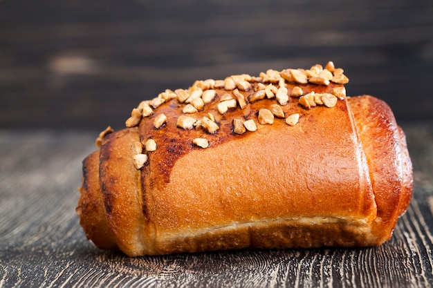 Pain de blé aux noix sur une table en bois, gâteaux faits maison dans le village