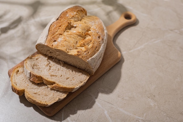 Pain de blé blanc en tranches avec une croûte