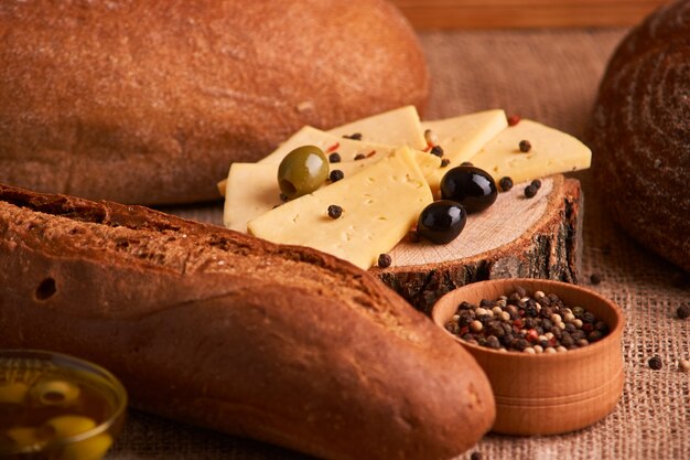 Pain et blé différents sur la table rustique. Mise au point sélective, gros plan