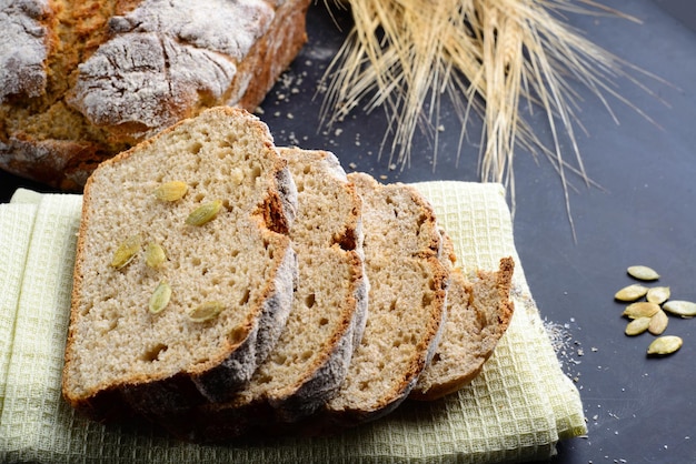 Pain de blé entier cuit à la maison ingrédients bio très sains avec des graines