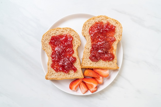 pain de blé entier fait maison avec confiture de fraises et fraises fraîches