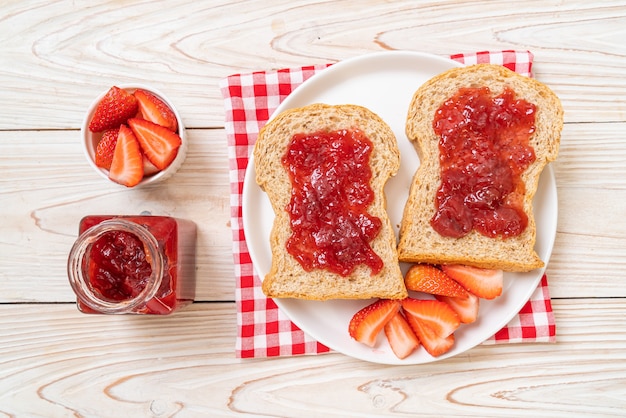 pain de blé entier fait maison avec confiture de fraises et fraises fraîches