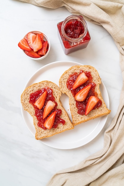 pain de blé entier fait maison avec confiture de fraises et fraises fraîches