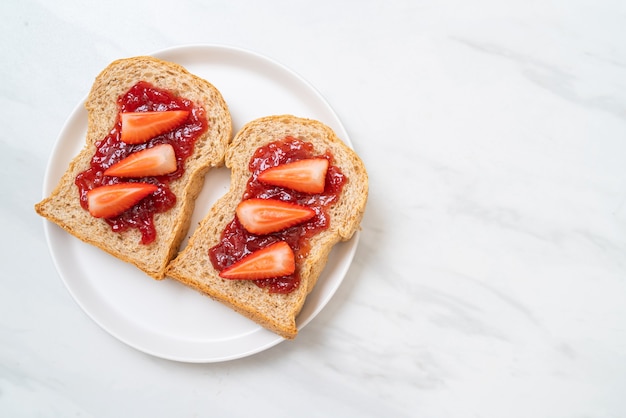 pain de blé entier fait maison avec confiture de fraises et fraises fraîches