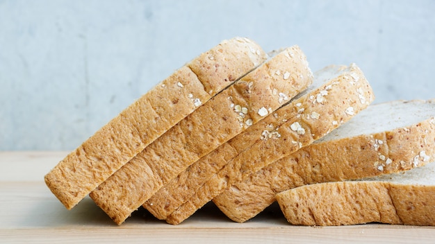 Pain de blé entier sur fond en bois.