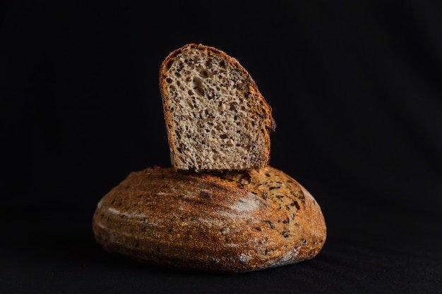 Pain de blé entier sur fond noir