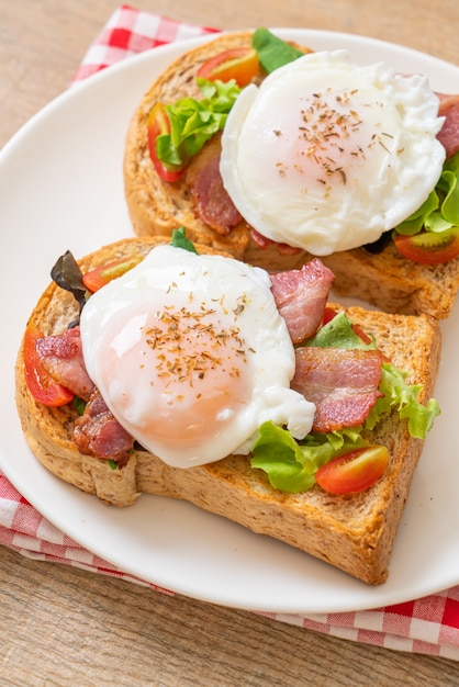 pain de blé entier grillé avec légumes, bacon et œuf