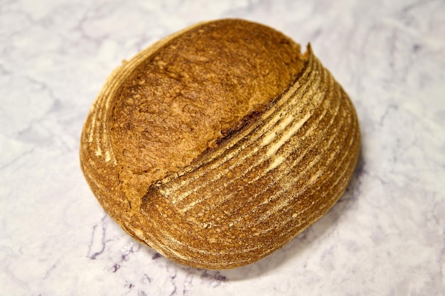 pain de blé entier sur marbre blanc