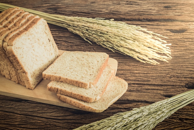 Pain de blé entier sur la planche de bois