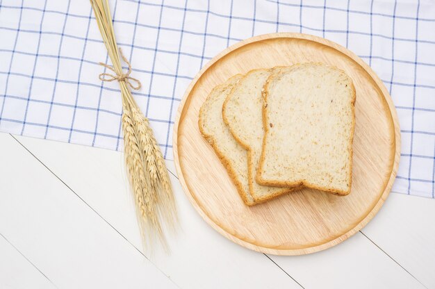 Pain de blé entier sur une plaque de bois