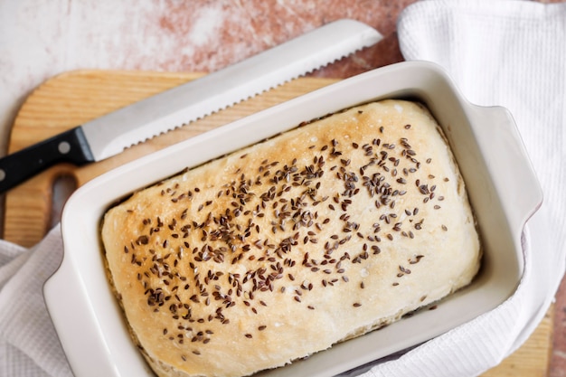 Pain de blé fait maison avec des graines de lin. Mise à plat, vue de dessus