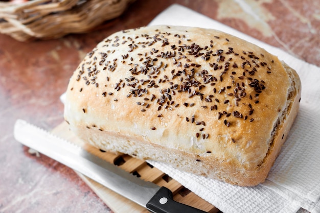 Pain de blé fait maison avec des graines de lin