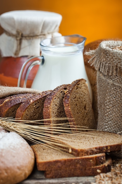 Pain et blé sur un fond en bois