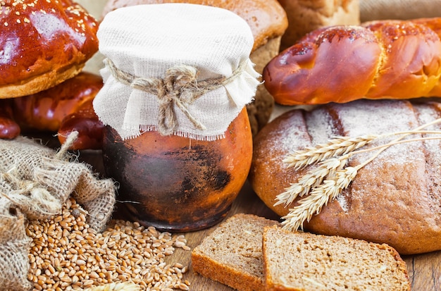 Pain et blé sur un fond en bois