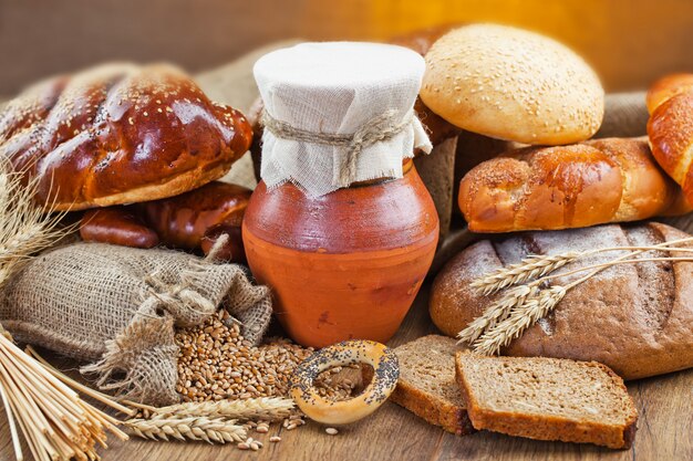 Pain et blé sur un fond en bois