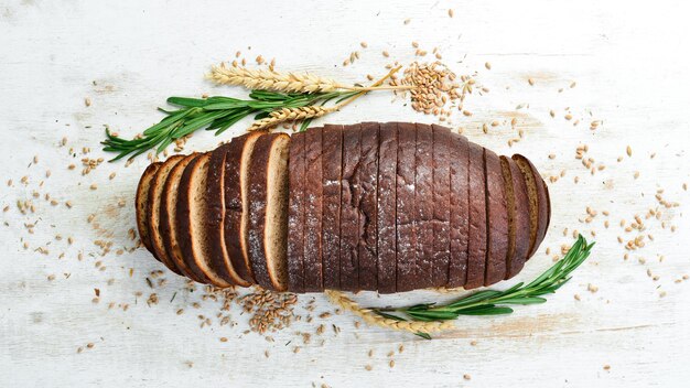 Pain de blé frais fait maison Cuisson à partir de seigle et de farine Vue de dessus Style rustique