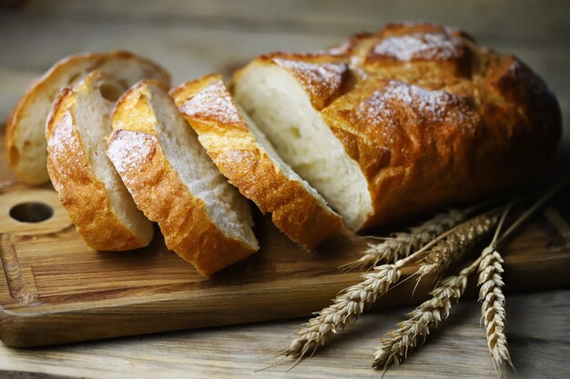 Pain de blé frais sur le plateau.