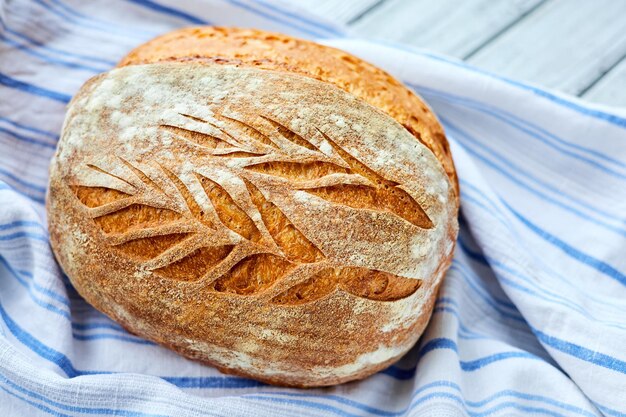 Pain de blé maison fraîchement cuit