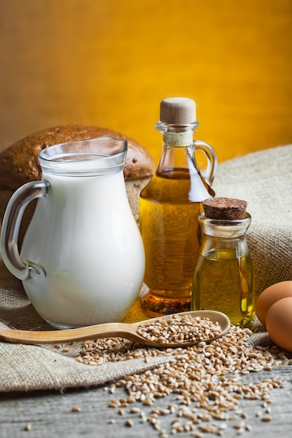 Pain et blé avec pot de lait